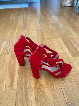 Zapatos de tacón rojos