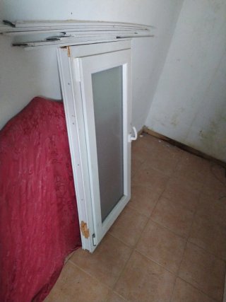 Ventana de baño blanca
