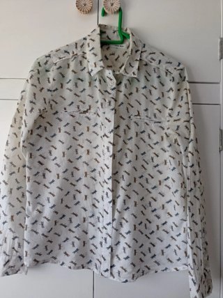 Blusa blanca con estampado de mariposas