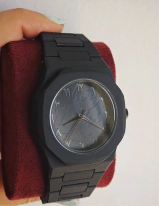 Reloj Deportivo Negro con Números Árabes