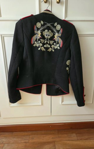Chaqueta militar negra con bordados