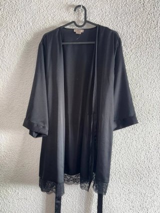 Bata Negra Satinada con Encaje