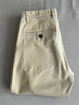 Vendo pantalón chino de H&M en color beige/caqui