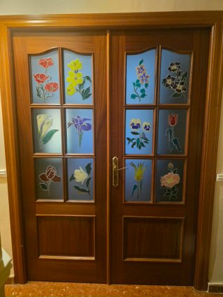 Puertas Dobles de Madera con Vidrieras