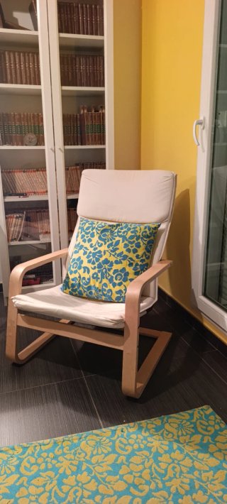 Butaca Beige con Estructura de Madera
