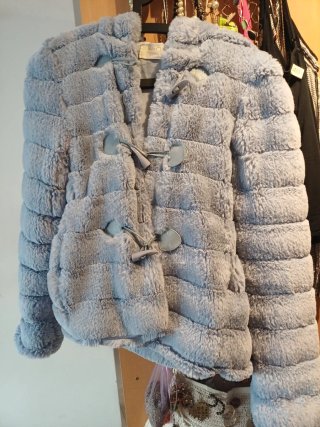 Chaqueta de pelo sintético azul cielo