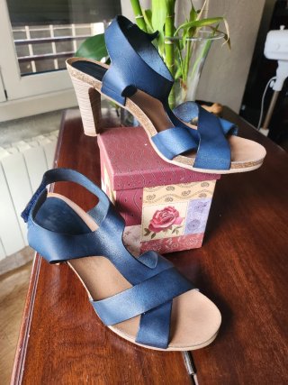 Sandalias de piel con tacón