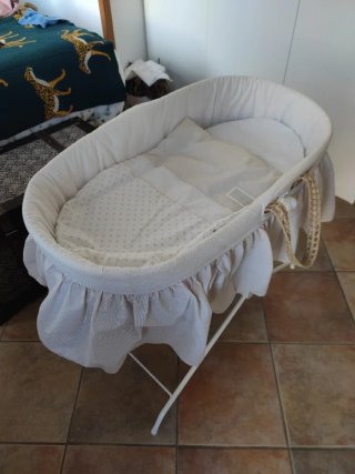 Mini cuna con estructura blanca
