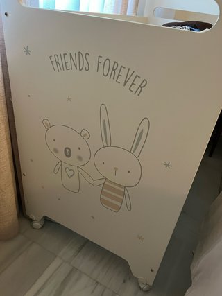 Cuna de bebé con diseño infantil