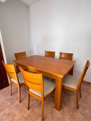 Conjunto de Comedor: Mesa y 6 Sillas