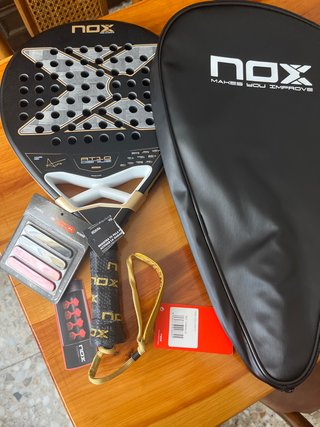 Pala de Pádel Nox AT10 Genius 18k 2026 CON FUNDA.