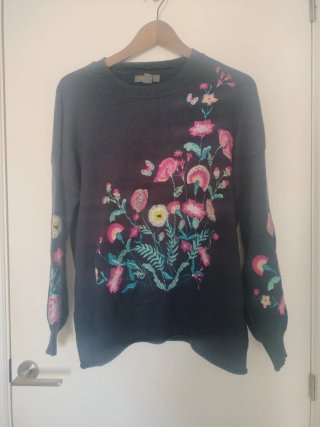 Jersey negro con bordados florales