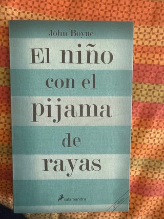 El niño con el pijama de rayas