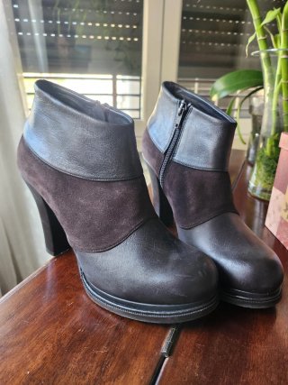 Botines combinados de ante y piel