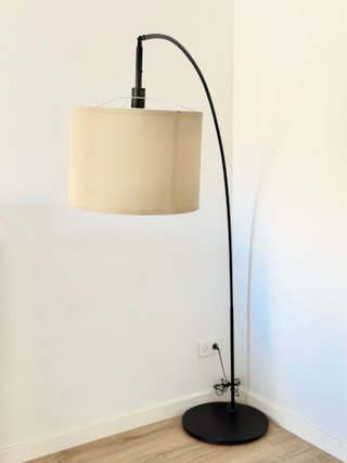 Lámpara de pie arco negra y beige