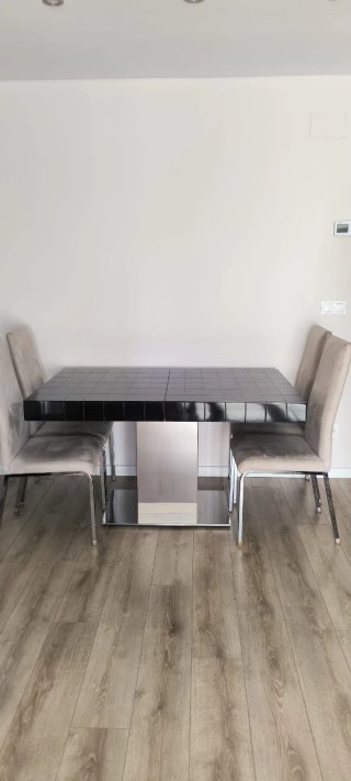 Mesa de Comedor con Sobre de Cristal Negro