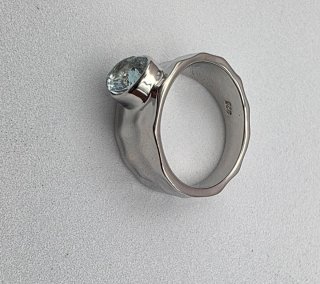 Anillo de plata con aguamarina