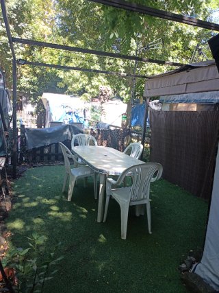 Se vende caravana instalada en camping