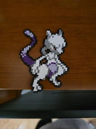 Figura Mewtwo de Hama Beads