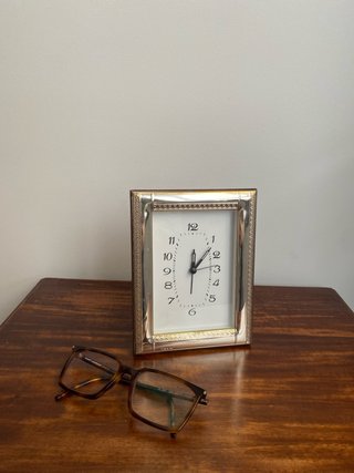 Reloj de mesa plateado