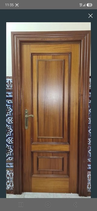 Puertas de madera con herrajes clásicos