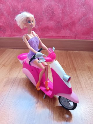 Moto de Barbie con regalo Muñeca
