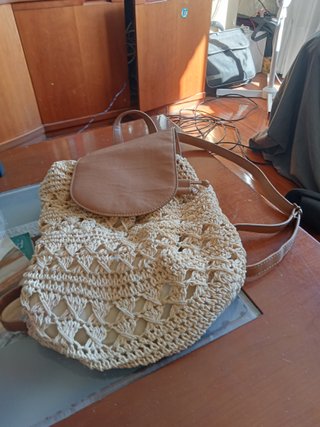 Bolso Mochila de Rafia y Piel Sintética