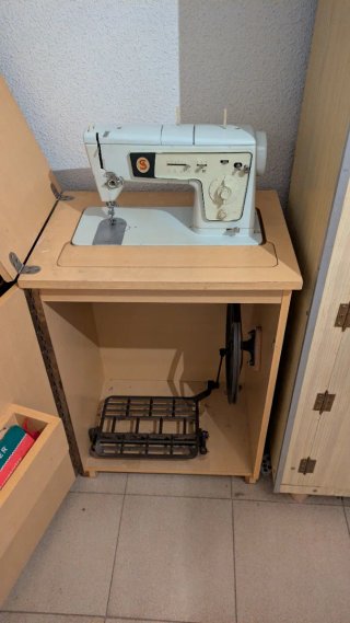 Máquina de coser Singer antigua con mueble