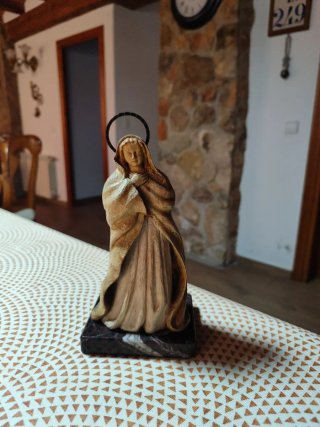 Figura de la Virgen María en Madera