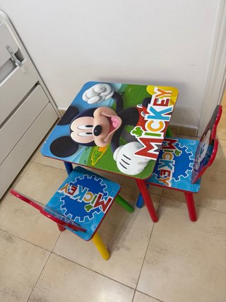 Set de Mesa y 2 Sillas Infantiles Mickey