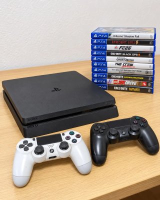 Consola PS4 (PlayStation 4) con 2 mandos y juegos