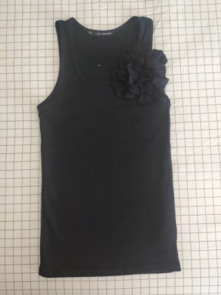 Top negro Sfera con detalle de flor