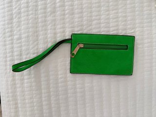 Cartera de mano tipo muñequera verde fosforito