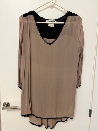 Blusa larga Peppercorn marrón y negra