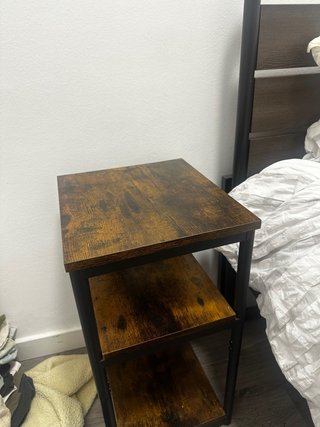 Mesa de noche rústica de madera y metal