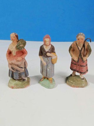 Tres figuras antiguas del Belén de barro.