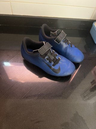 Botas de fútbol Nike azules, talla 31