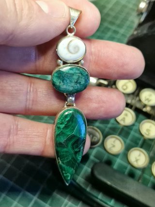Colgante de Malaquita, Esmeralda y Ojo de Shiva