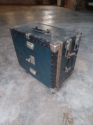 Maleta de atrezo antigua con ruedas