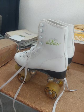 Patines de 4 Ruedas Krafwin con casco. Talla 36.