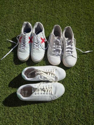 Lote de 3 pares de zapatillas blancas.