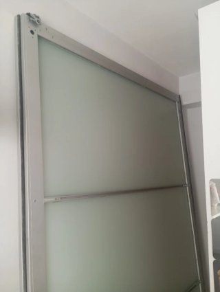 Módulos armario IKEA con puertas correderas.
