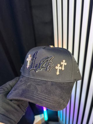 Gorra Negra con Detalles de Cruces