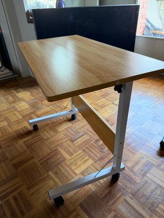 Mesa regulable con ruedas