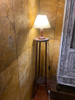 Lámpara de pie con soporte de madera