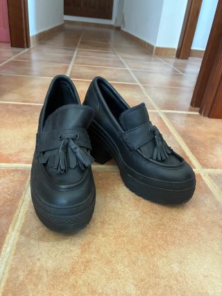 Zapatos de tacón tipo castellanos negros
