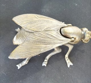 Cenicero de metal con forma de mosca