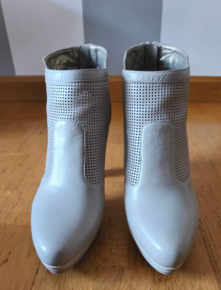 Botines de Piel,Tacón 10 cm.Gris claro, muy neutro