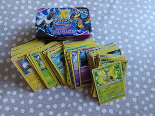 Caja Pokémon y 115 Cartas Golpe Fusión