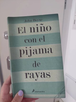 El niño con el pijama de rayas